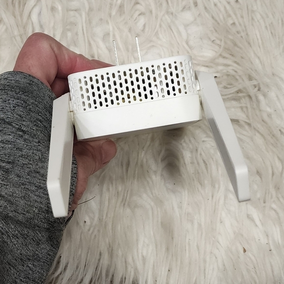 TP-Link Wi-Fi Range Extender - Picture 2 of 5